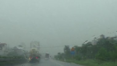 Arabadan yağmur sahnesi