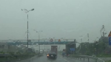 Arabadan yağmur sahnesi