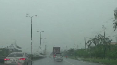 Arabadan yağmur sahnesi