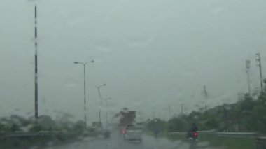 Arabadan yağmur sahnesi