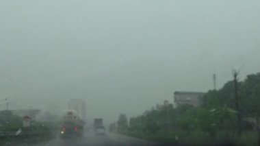 Arabadan yağmur sahnesi