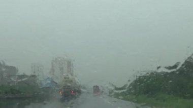 Arabadan yağmur sahnesi