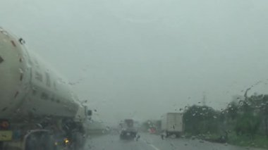 Arabadan yağmur sahnesi