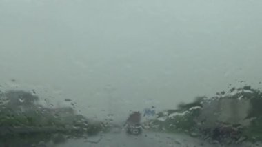 Arabadan yağmur sahnesi