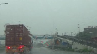 Arabadan yağmur sahnesi