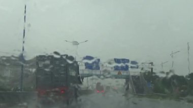 Arabadan yağmur sahnesi