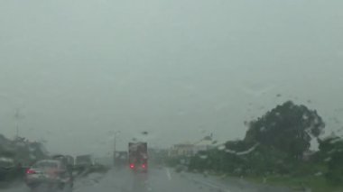 Arabadan yağmur sahnesi