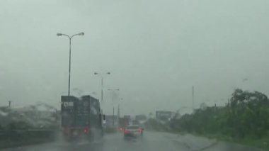 Arabadan yağmur sahnesi