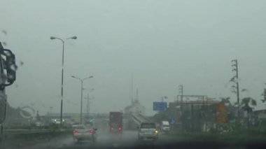 Arabadan yağmur sahnesi