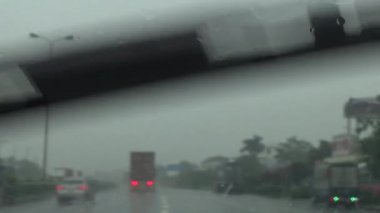 Arabadan yağmur sahnesi