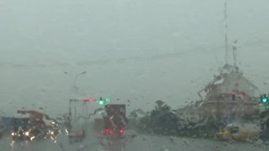 Arabadan yağmur sahnesi