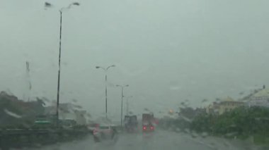 Arabadan yağmur sahnesi