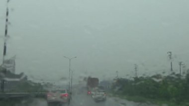 Arabadan yağmur sahnesi