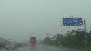 Arabadan yağmur sahnesi