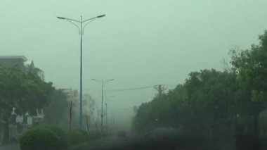 Arabadan yağmur sahnesi