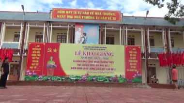 29 Ağustos 2025. Chu Van An, Hai Phong, Vietnam. Vietnamlı liseli kızlar yeni okul yılının açılış gününe hazırlanmak için sahne sanatları pratiği yapıyorlar.