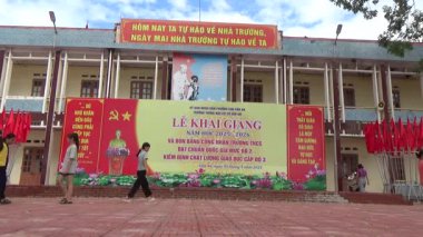 29 Ağustos 2025. Chu Van An, Hai Phong, Vietnam. Vietnamlı liseli kızlar yeni okul yılının açılış gününe hazırlanmak için sahne sanatları pratiği yapıyorlar.