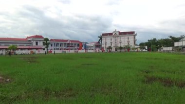 29 Ağustos 2025. Chu Van An, Hai Phong, Vietnam. Çocuklar sahada futbol oynuyor.