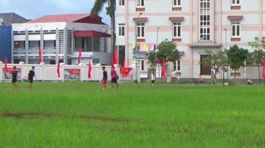 29 Ağustos 2025. Chu Van An, Hai Phong, Vietnam. Çocuklar sahada futbol oynuyor.