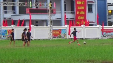 29 Ağustos 2025. Chu Van An, Hai Phong, Vietnam. Çocuklar sahada futbol oynuyor.
