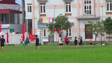 29 Ağustos 2025. Chu Van An, Hai Phong, Vietnam. Çocuklar sahada futbol oynuyor.