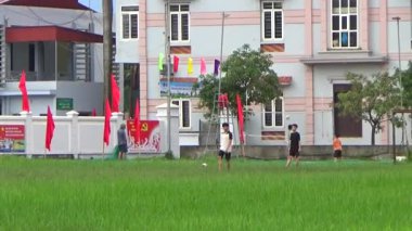 29 Ağustos 2025. Chu Van An, Hai Phong, Vietnam. Çocuklar sahada futbol oynuyor.