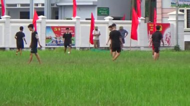 29 Ağustos 2025. Chu Van An, Hai Phong, Vietnam. Çocuklar sahada futbol oynuyor.