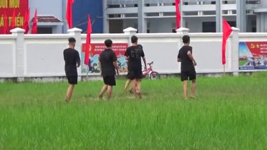 29 Ağustos 2025. Chu Van An, Hai Phong, Vietnam. Çocuklar sahada futbol oynuyor.