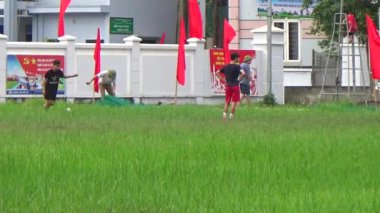 29 Ağustos 2025. Chu Van An, Hai Phong, Vietnam. Çocuklar sahada futbol oynuyor.
