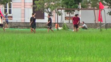 29 Ağustos 2025. Chu Van An, Hai Phong, Vietnam. Çocuklar sahada futbol oynuyor.