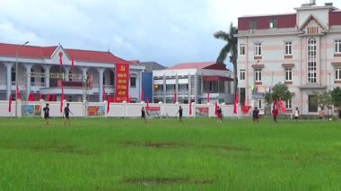29 Ağustos 2025. Chu Van An, Hai Phong, Vietnam. Çocuklar sahada futbol oynuyor.