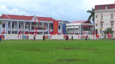 29 Ağustos 2025. Chu Van An, Hai Phong, Vietnam. Çocuklar sahada futbol oynuyor.