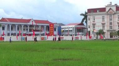 29 Ağustos 2025. Chu Van An, Hai Phong, Vietnam. Çocuklar sahada futbol oynuyor.