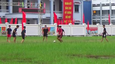 29 Ağustos 2025. Chu Van An, Hai Phong, Vietnam. Çocuklar sahada futbol oynuyor.