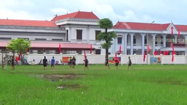 29 Ağustos 2025. Chu Van An, Hai Phong, Vietnam. Çocuklar sahada futbol oynuyor.