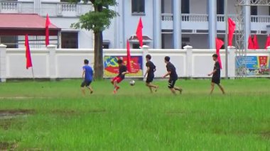 29 Ağustos 2025. Chu Van An, Hai Phong, Vietnam. Çocuklar sahada futbol oynuyor.