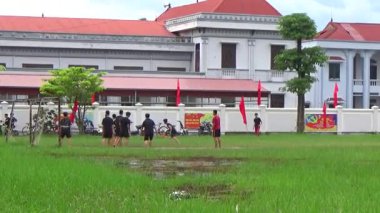 29 Ağustos 2025. Chu Van An, Hai Phong, Vietnam. Çocuklar sahada futbol oynuyor.
