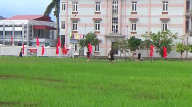 29 Ağustos 2025. Chu Van An, Hai Phong, Vietnam. Çocuklar sahada futbol oynuyor.