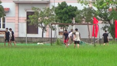 29 Ağustos 2025. Chu Van An, Hai Phong, Vietnam. Çocuklar sahada futbol oynuyor.