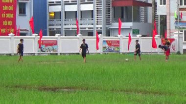 29 Ağustos 2025. Chu Van An, Hai Phong, Vietnam. Çocuklar sahada futbol oynuyor.