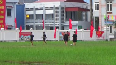 29 Ağustos 2025. Chu Van An, Hai Phong, Vietnam. Çocuklar sahada futbol oynuyor.