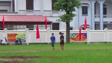 29 Ağustos 2025. Chu Van An, Hai Phong, Vietnam. Çocuklar sahada futbol oynuyor.