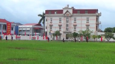 29 Ağustos 2025. Chu Van An, Hai Phong, Vietnam. Çocuklar sahada futbol oynuyor.