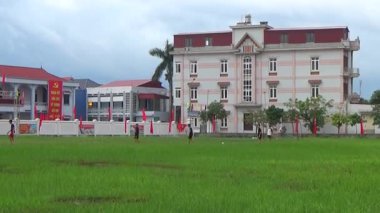 29 Ağustos 2025. Chu Van An, Hai Phong, Vietnam. Çocuklar sahada futbol oynuyor.