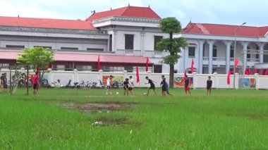 29 Ağustos 2025. Chu Van An, Hai Phong, Vietnam. Çocuklar sahada futbol oynuyor.