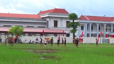 29 Ağustos 2025. Chu Van An, Hai Phong, Vietnam. Çocuklar sahada futbol oynuyor.