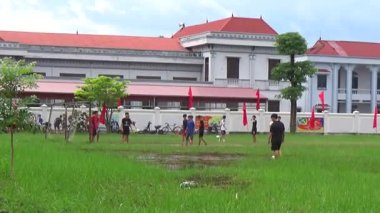 29 Ağustos 2025. Chu Van An, Hai Phong, Vietnam. Çocuklar sahada futbol oynuyor.