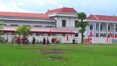 29 Ağustos 2025. Chu Van An, Hai Phong, Vietnam. Çocuklar sahada futbol oynuyor.