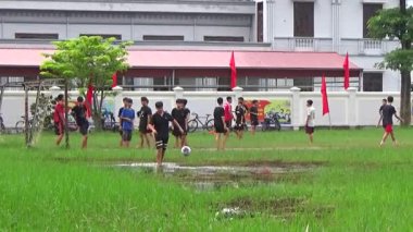 29 Ağustos 2025. Chu Van An, Hai Phong, Vietnam. Çocuklar sahada futbol oynuyor.