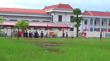29 Ağustos 2025. Chu Van An, Hai Phong, Vietnam. Çocuklar sahada futbol oynuyor.